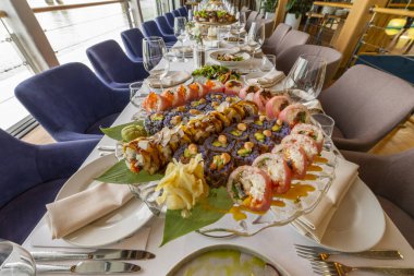 Tatil için bir restoranda masa servisi, ziyafet masası, soğuk aperatifler ve masayı servis etmek.