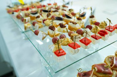 Ziyafet masasında konuklar için peynirli ve sosisli soğuk mezeler.