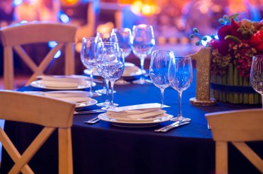 Şenlik sırasında servis masasında şarap bardakları.