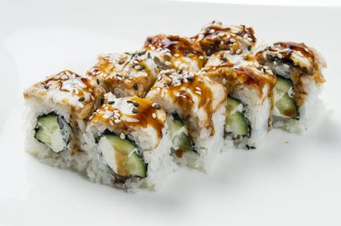 Beyaz arka planda izole edilmiş susam tohumlarıyla süslenmiş ton balığı ve Philadelphia peynirli rulo.