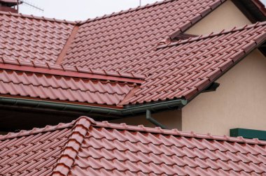 Kahverengi kiremit çatı oluğu, ev elemanı, çatı yalıtımı