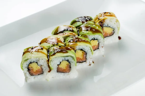 Bułki Sushi Rybą Twardym Serem Ozdobione Awokado Sosem Teriyaki — Zdjęcie stockowe