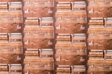 kitap ve duvar kağıdı üzerinde çanta