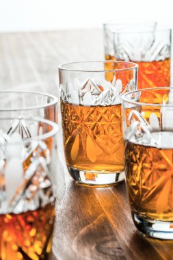 Ahşap bir masada kristal şarap bardaklarında konyak