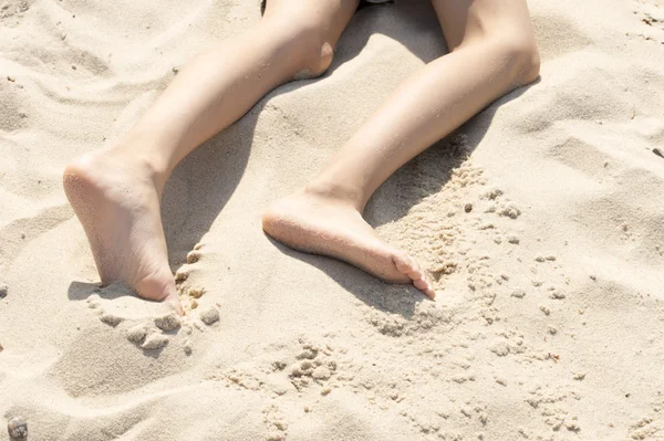 Barnets fötter i sanden — Stockfoto