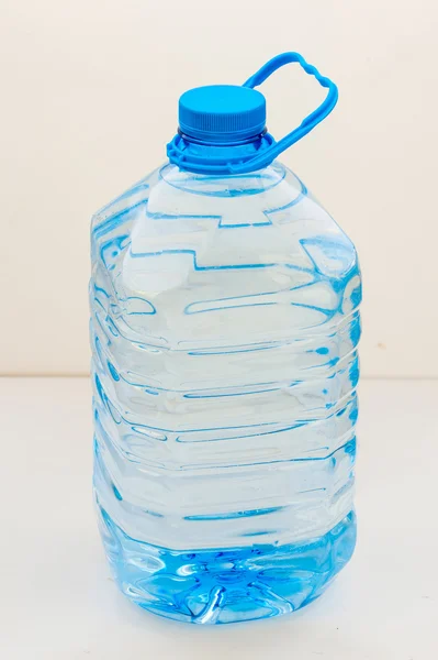 Wasserflasche aus Plastik auf dem Tisch — Stockfoto