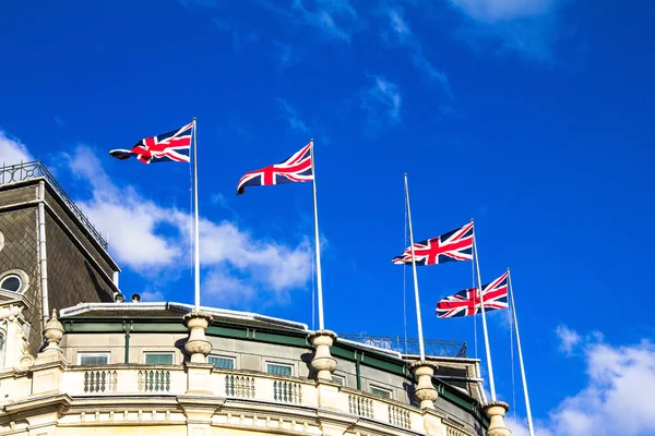 Banderas británicas ondeando al viento — Foto de Stock