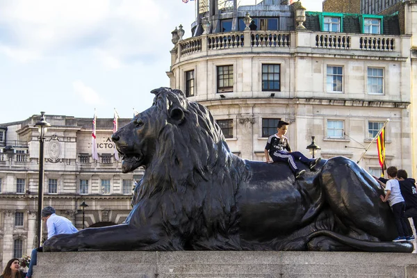 Leão-bárbaro na Trafalgar Square, Londres — Fotografia de Stock