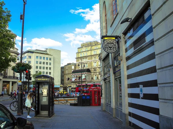 Strand street üzerinde tanımlanamayan turist — Stok fotoğraf