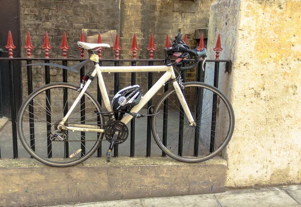 Gammaldags cykel mot ett staket — Stockfoto