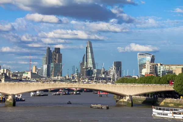 Paysage urbain de Londres en fin d'après-midi lumière de Hungerford Bridge . — Photo