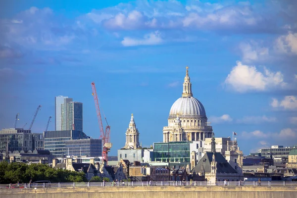 Cityscape i London i slutet av eftermiddagen ljus från Hungerford Bridge. — Stockfoto