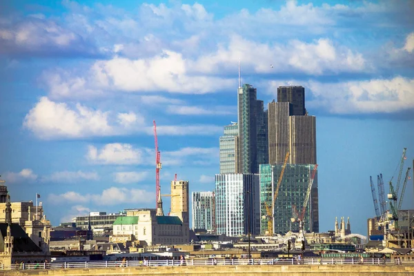 Cityscape i London i slutet av eftermiddagen ljus från Hungerford Bridge. — Stockfoto