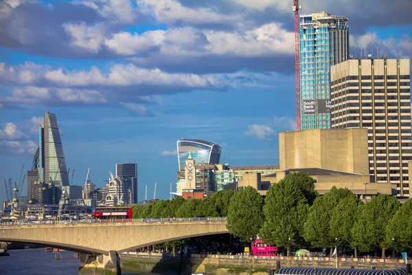 Cityscape of London in late afternoon light from Hungerford Bridge. — Stock Photo, Image