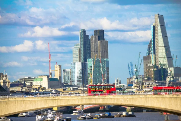 Stadsgezicht van Londen in de late namiddag licht van de brug.. — Stockfoto