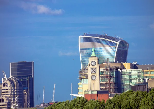 Cityscape i London i slutet av eftermiddagen ljus från Hungerford Bridge. — Stockfoto