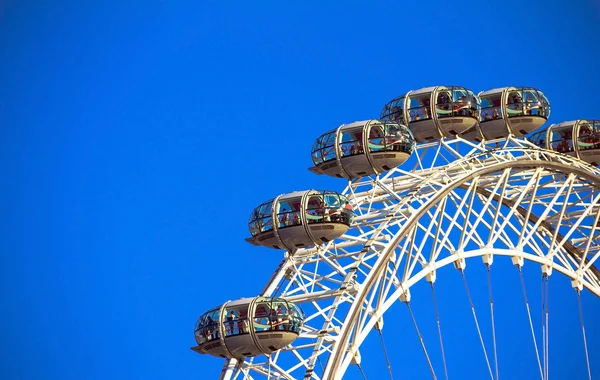 London Eye op de blauwe hemelachtergrond. — Stockfoto