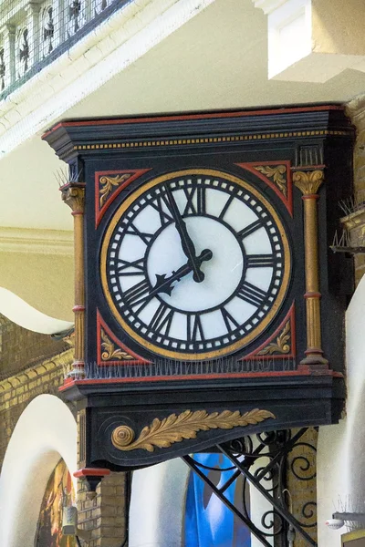Old Wall Clock w: Travellers at Charing Cross Railway Station. Londyn — Zdjęcie stockowe