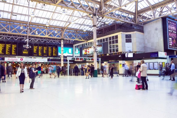 Podróżnych na stacji kolejowej Charing Cross — Zdjęcie stockowe