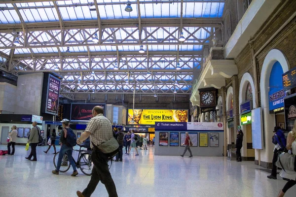 Reizigers bij station Charing Cross — Stockfoto