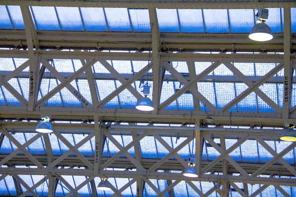 Metal construction and glass ceiling at Charing Cross railway station — Stock Photo, Image