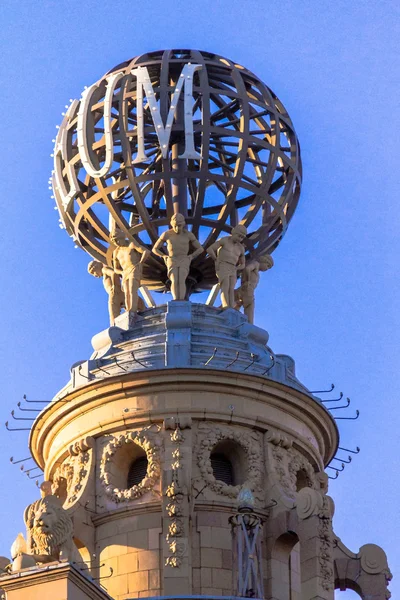Wunderschöne Kuppel über dem Gebäude im Zentrum Londons — Stockfoto