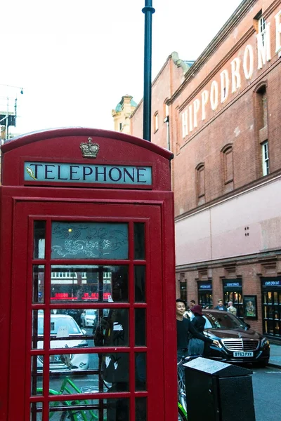 Londra 'nın merkezindeki kırmızı telefon kabini — Stok fotoğraf