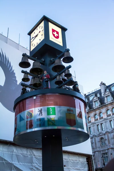 Schweiziska chime på Leicester Square i London. Det var en gåva från Schweiz för deras 400 födelsedag på grund av den långa vänskapen av länderna. — Stockfoto