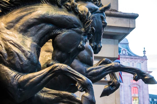 Popular Los Caballos de Helios, también conocidos como Los Cuatro Caballos de Bronce de Helios fuente en el famoso Piccadilly Circus. Londres — Foto de Stock