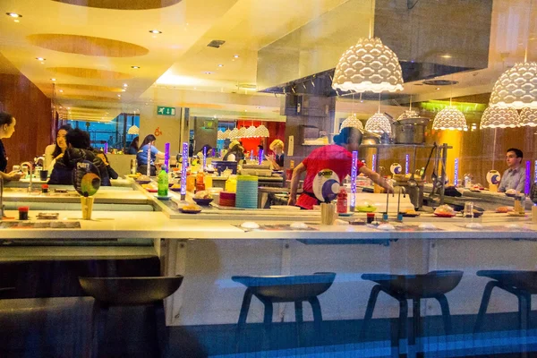 Gyorséttermi étterem a Leicester Square, népszerű hely a mozik, kávézók és éttermek. London. Uk — Stock Fotó