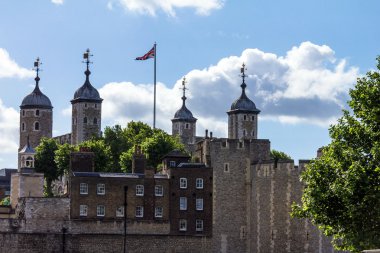 Majestelerinin Kraliyet Sarayı ve kale, Londra mavi bulutlu gökyüzü arka plan