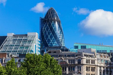 Londra (30 St Mary balta bina bir Kornişon ile üzerinde yüzen bulutlar)