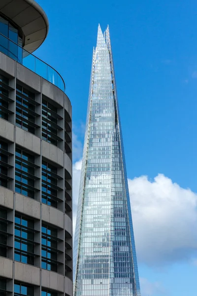 De Scherf torenhoog boven Londen op blauwe hemelachtergrond, Verenigd Koninkrijk. — Stockfoto