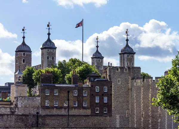 Majestelerinin Kraliyet Sarayı ve kale, Londra mavi bulutlu gökyüzü arka plan — Stok fotoğraf