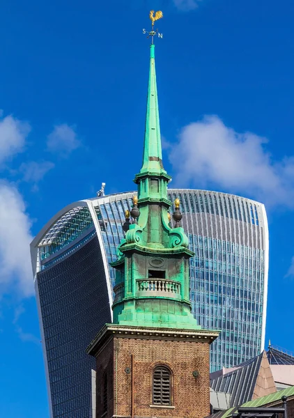 Liten kyrka på Trinity Square på London City och blå himmel bakgrund. England — Stockfoto