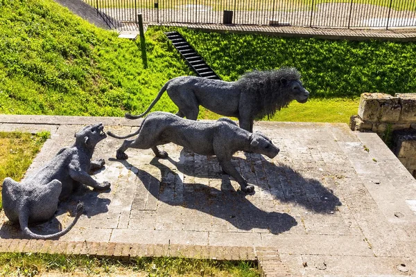 Löwen aus Drahtgeflecht von Kendra hasten am Fuße eines ausgetrockneten Wassergrabens vor dem mittleren Turm. Turm von London. uk — Stockfoto