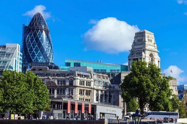 Molnen flytande över Londons med en gurka byggnad (30 St Mary Axe) — Stockfoto