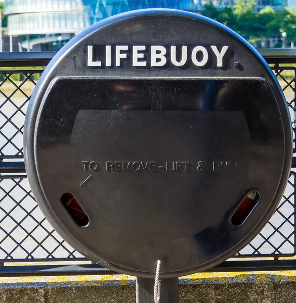 Lifebuoy Thames kıyısında. Londra — Stok fotoğraf