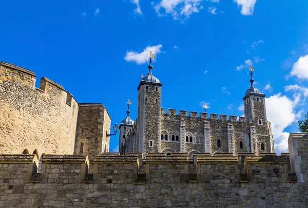 Londra Kulesi, tarihi kale merkezi Londra'da Thames nehrinin kuzey kıyısında — Stok fotoğraf