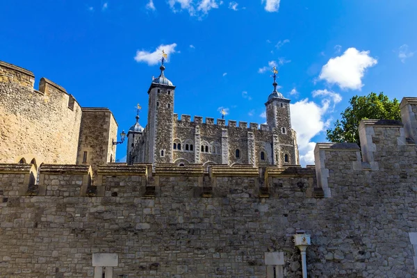 Історичний замок Тауер на північному березі річки Темза у центрі Лондона — стокове фото