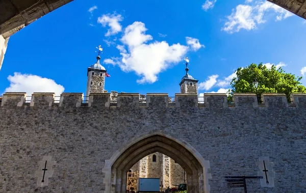 Лондонский исторический замок Тауэр на северном берегу Темзы в центре Лондона — стоковое фото
