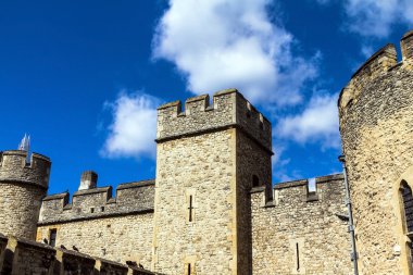 Londra Kulesi, tarihi kale merkezi Londra'da Thames nehrinin kuzey kıyısında