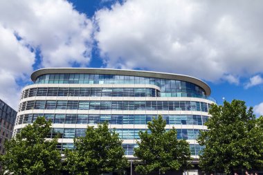 Modern Bina Londra Kulesi, castle yakınındaki Trinity meydanında 