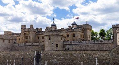 Majestelerinin Kraliyet Sarayı ve kale, Londra Kulesi, tarihi kale merkezi Londra'da Thames nehrinin kuzey kıyısında