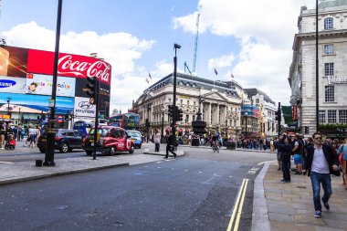 Picadilly Circus 'da insanlar ve trafik. Londra. Londra 'nın batı ucunda ünlü bir kamusal alan 