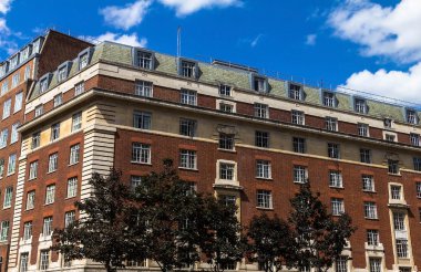   Tipik İngiliz çok öykülü kırmızı tuğla Russell square yakınındaki bir yaz öğleden sonra-Coram Street bina