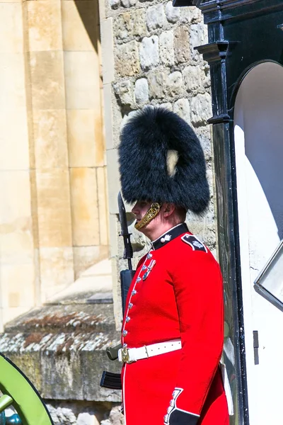 Penjaga di Castle Tower of London, Inggris . — Stok Foto