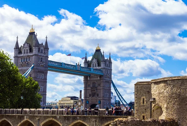 Tower Bridge en Londres, Reino Unido — Foto de Stock