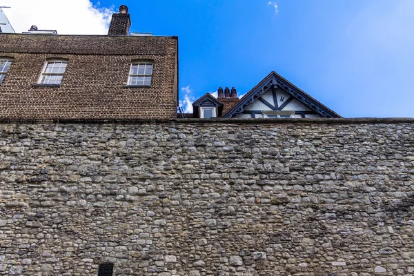 Murallas de piedra del castillo histórico de la Torre de Londres en la orilla norte del río Támesis en el centro de Londres — Foto de Stock