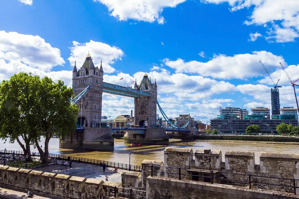 Niet geïdentificeerde toeristen op Tower Bridge en Blue Sky background. Londen, UK — Stockfoto